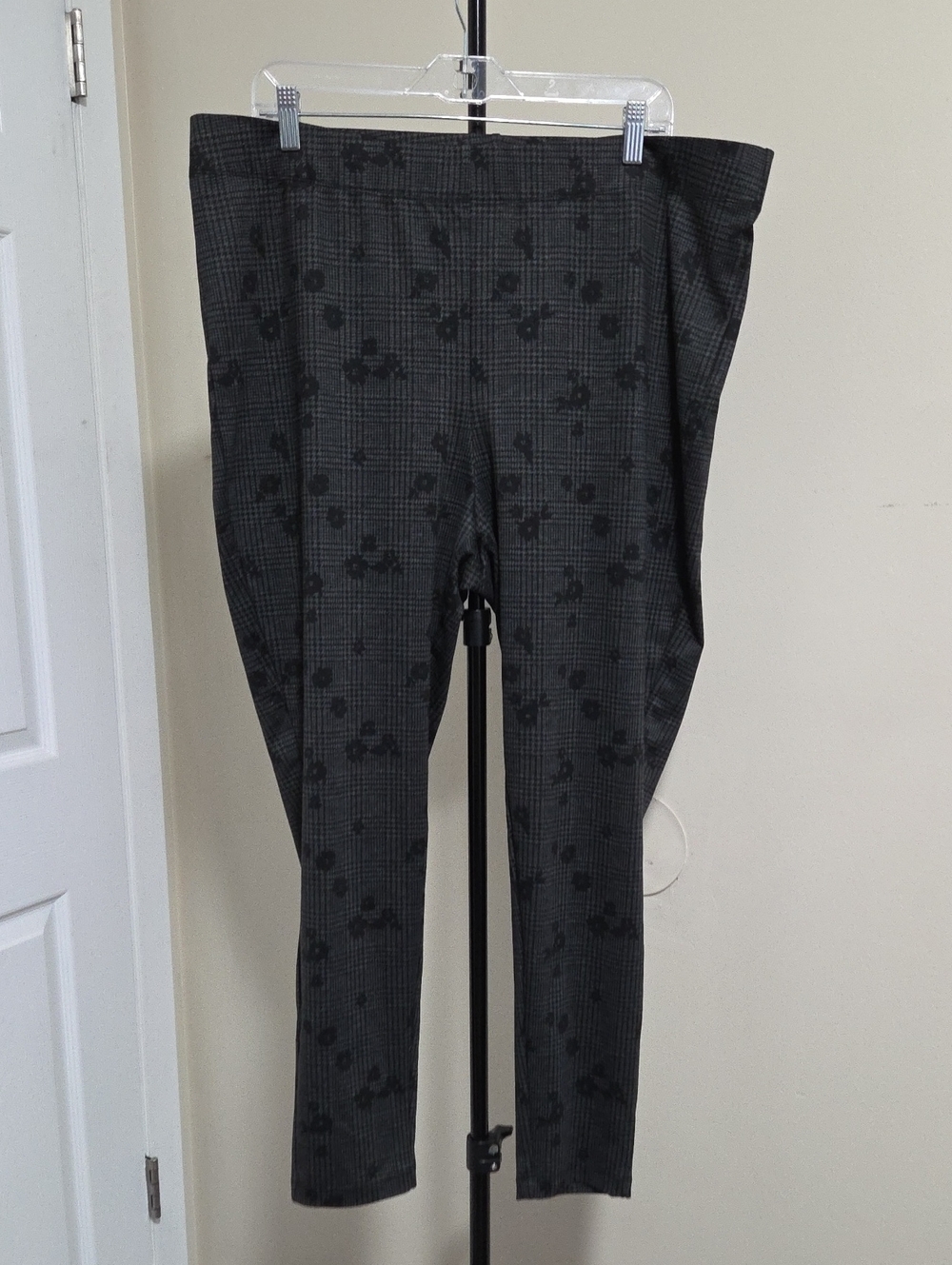 Penningtons Plus Size Black Gray Plaid Floral Leggings